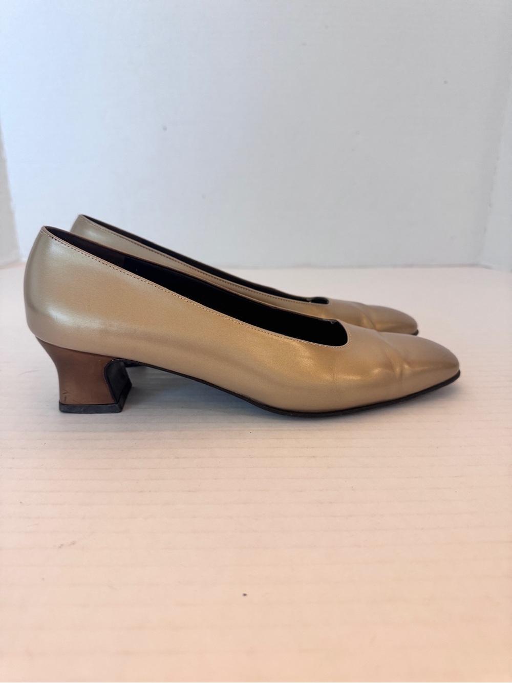 Vtg Salvatore Ferragamo Baguette Gold Calf Leather Pumps Heels Size 7 AA Shoes